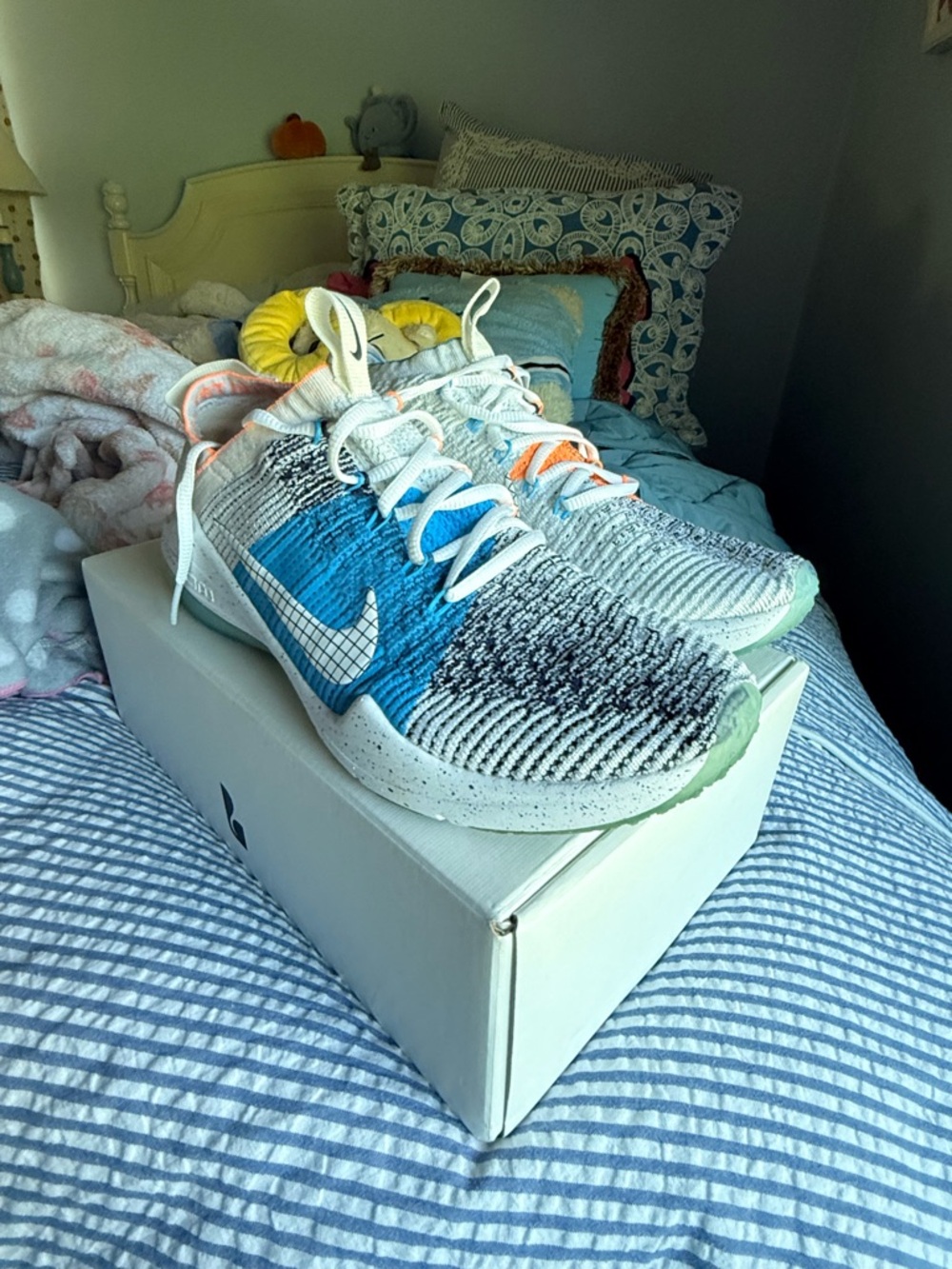 Nike White Blue Multicolor Flyknit Sneakers